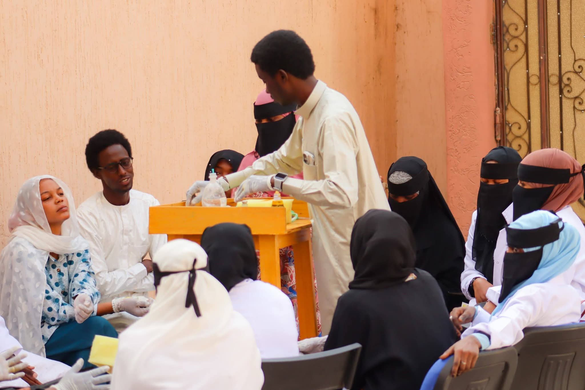 اختتمت جمعية سنابل الصحة – تشاد فعاليات دورة “أساسيات التمريض” التي جاءت ثمرةً لجهودٍ متواصلة ورؤيةٍ إنسانيةٍ تسعى إلى تمكين الشباب بالعلم والمعرفة،